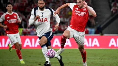 توتنهام يفوز وديا على أرسنال بهدف للسنغالي سار