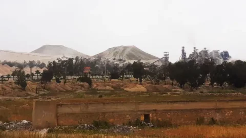 بيئة مُنهكة ومدن يخنقها التهميش.. الوجه الآخر لصناعة الفوسفاط بالمغرب