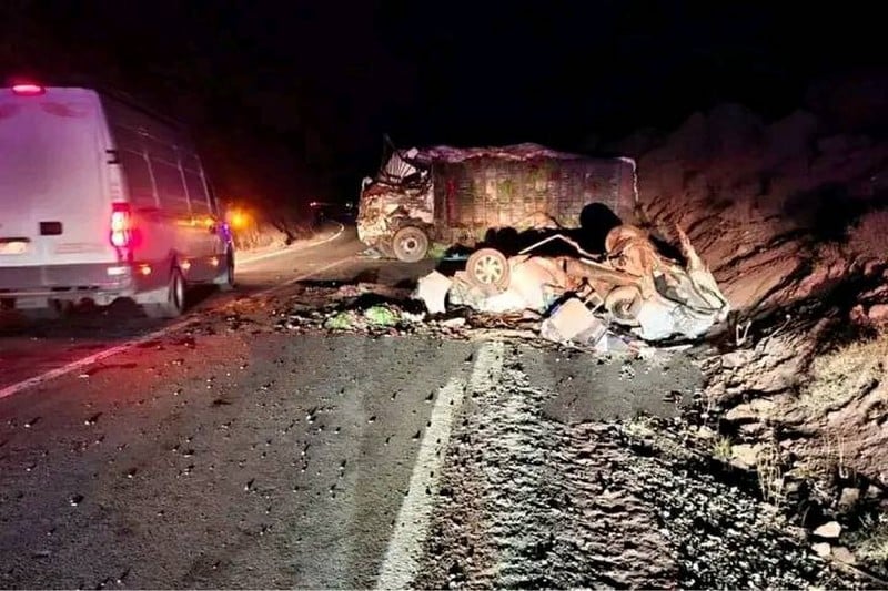 اصطدام عنيف بين شاحنة وسيارة أجرة ينهي حياة 8 أشخاص