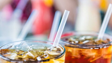 في لهيب الصيف.. الإقبال على المشروبات الغازية يخفي مخاطر محدقة