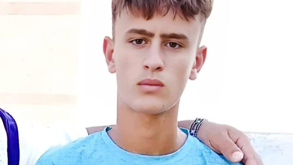 هرب من الفقر واصطدم بالعنف وسط البحر.. الطفل محمد يطالب بالعدالة