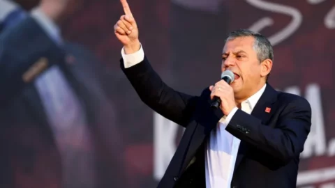 القضاء التركي يؤجل حكما بحل قيادة حزب الشعب الجمهوري المعارض