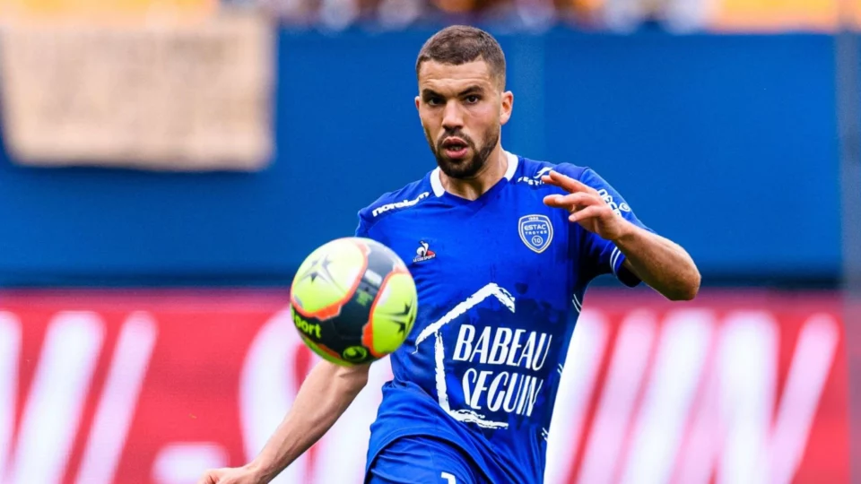 بوردو يعزز دفاعه بضم المغربي وليد الحجام بعقد يمتد لعامين