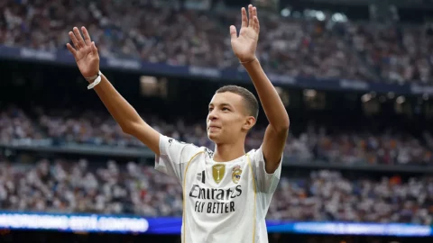 عبد الرحيم أوحيدا.. يتيم الزلزال الذي عانقته إنسانية ريال مدريد