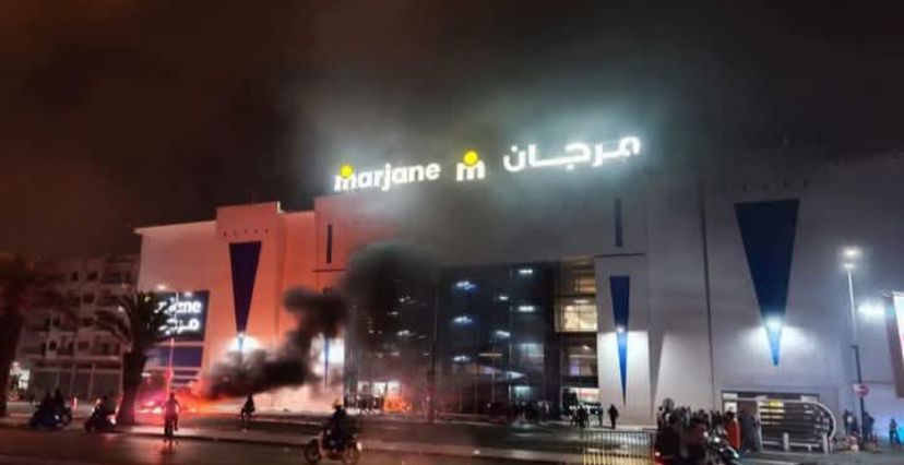 ليلة “مشتعلة” بإنزكان.. محتجون يقتحمون “مرجان” ويضرمون النار