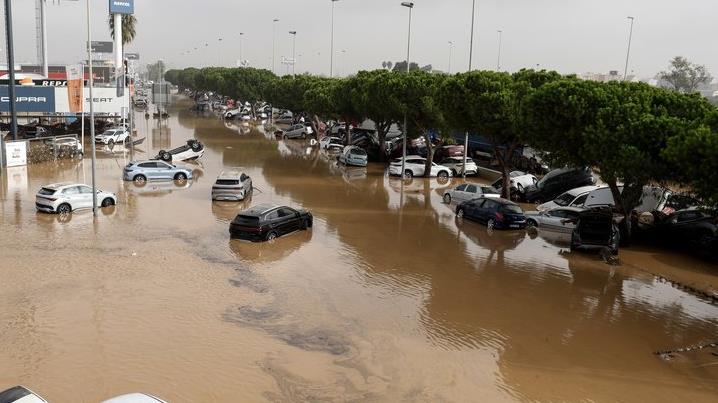 إسبانيا.. تفعيل “الإنذار الأحمر” بمنطقة فالنسيا جراء الأمطار الغزيرة