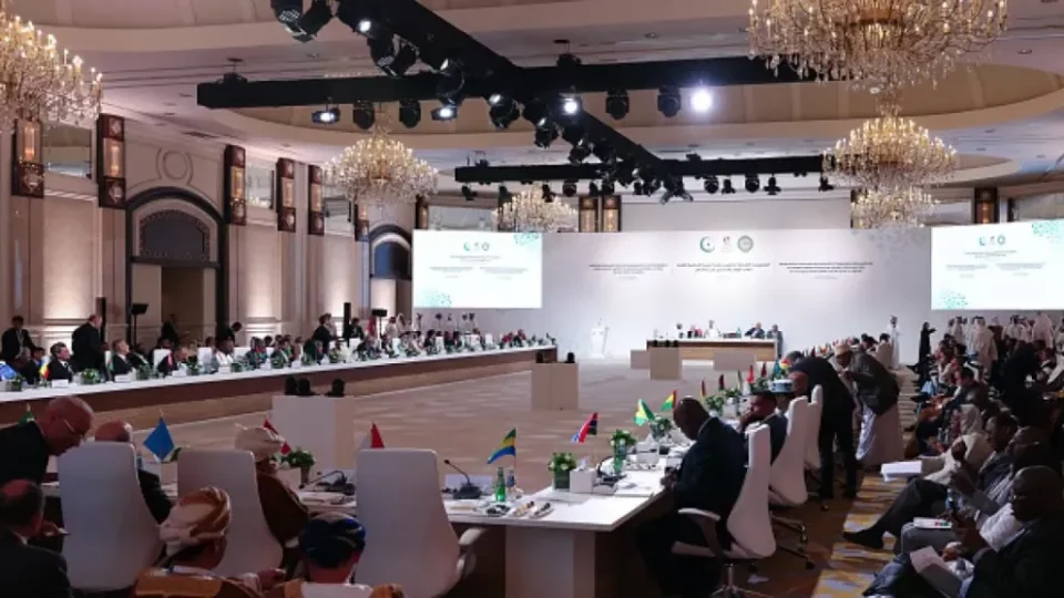 انطلاق قمة الدوحة الطارئة وأمير قطر يدعو لاتخاذ خطوات ملموسة ضد إسرائيل