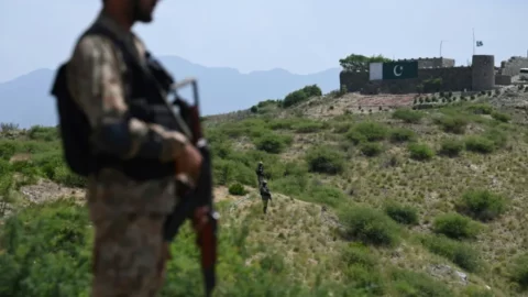 حكومة طالبان تعلن مقتل 58 جنديا باكستانيا في مواجهات حدودية