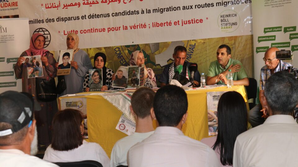 دموع الأمهات تختزل مأساة مفقودي الهجرة.. وسُجون الجزائر تبتلع العشرات