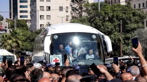 بعد عقود من السجن.. أبرز الأسرى الفلسطينيين المحررين في صفقة “طوفان الأحرار”