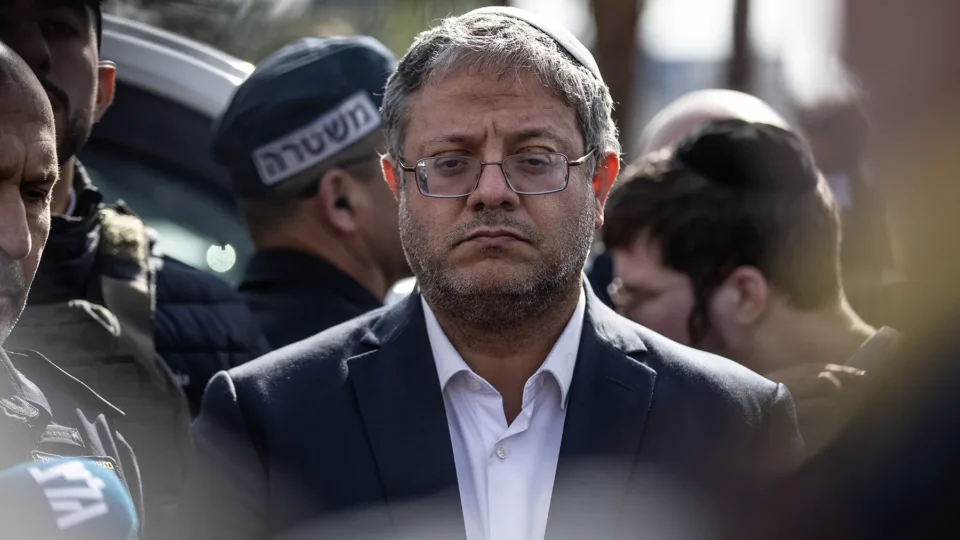 المتطرف بن غفير ينشر مقطعا يظهره بجانب سجناء فلسطينيين مقيدين يهددهم بالإعدام