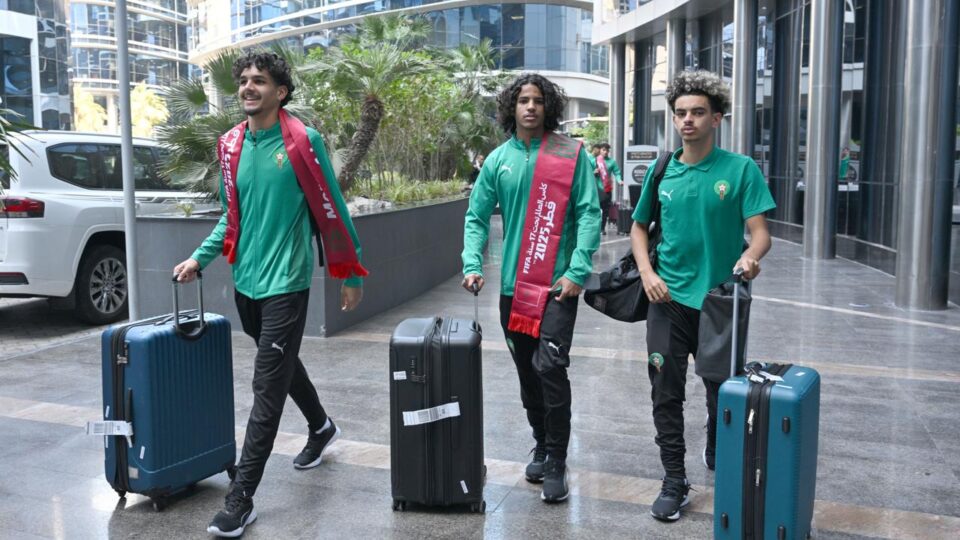بعثة المنتخب الوطني لأقل من 17 سنة تحل بالدوحة استعدادا للمشاركة في المونديال