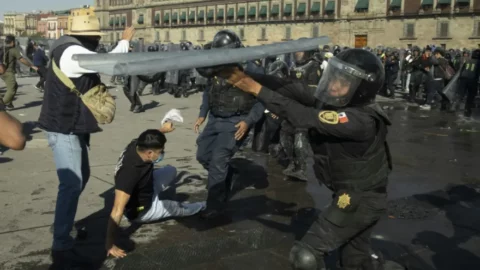 صدامات بين الشرطة ومحتجين بالمكسيك توقع أكثر من مئة جريح