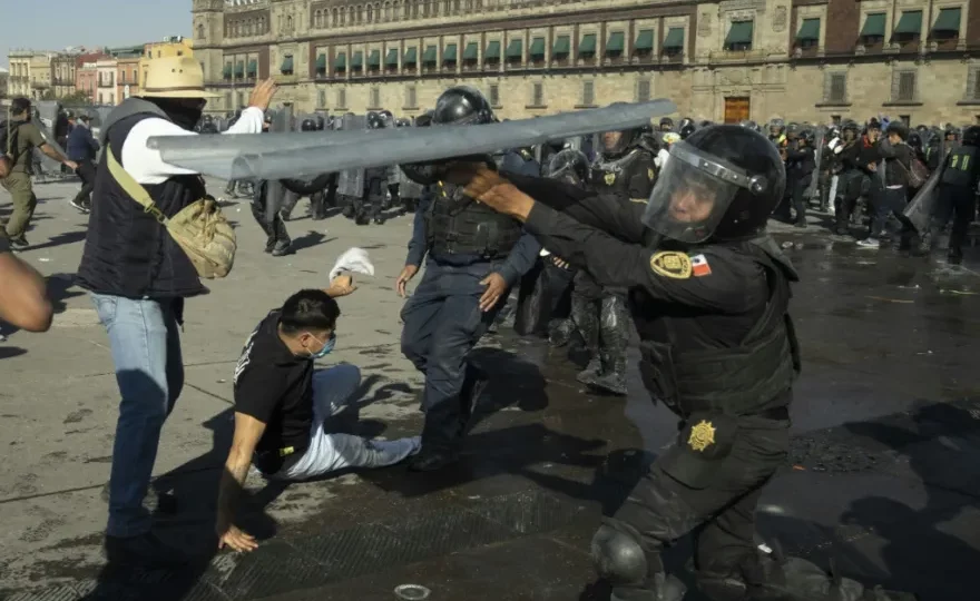 صدامات بين الشرطة ومحتجين بالمكسيك توقع أكثر من مئة جريح