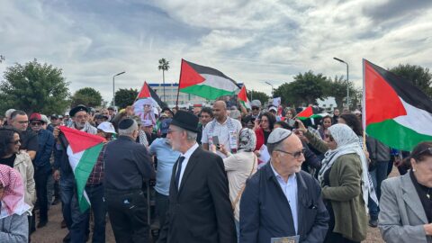 العلم الفلسطيني يشيّع أسيدون الى قبره