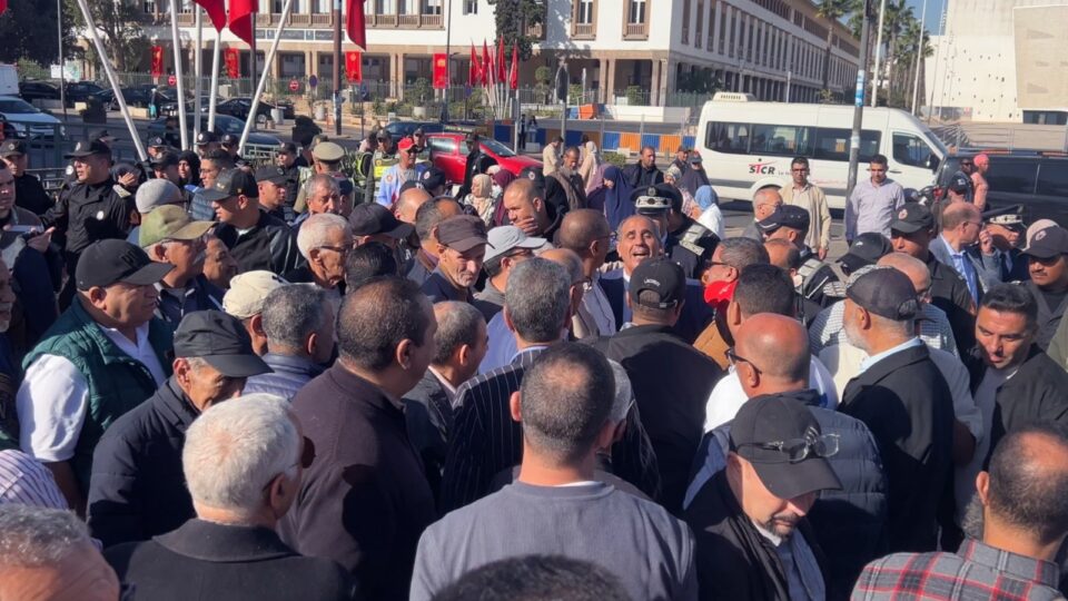 سائقو سيارات الأجرة بالبيضاء يطالبون بـ”إجراءات ملموسة” لمنع النقل عبر التطبيقات الذكية