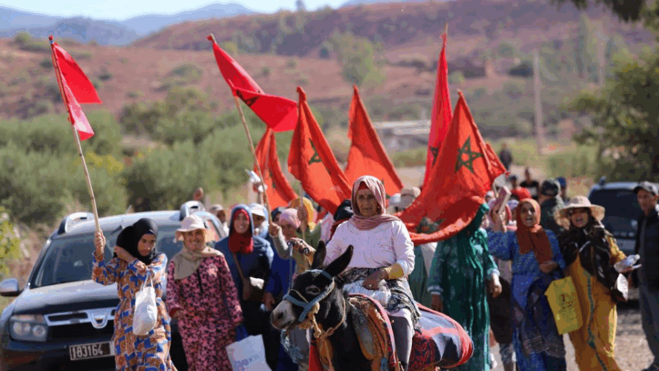مسيرة نسائية بإقليم خنيفرة تطالب بالطريق والنقل المدرسي وسيارة إسعاف