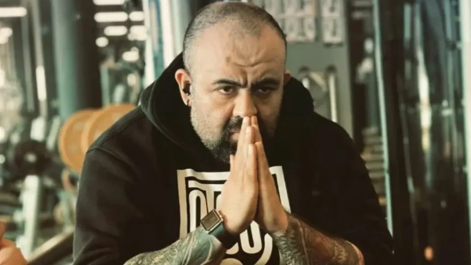 متضامنًا مع رائد و”بوز فلو”.. “دون بيغ”: لدينا قضايا أهم من أن ينشغل القضاء بما يقوله فنان