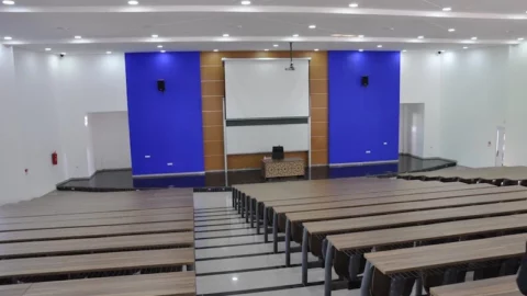 خبير يحذر من تأثير التكوينات الجامعية المدفوعة على جودة التعليم المجاني