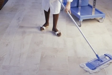 برلماني: أجور عمال النظافة والحراسة بالمدارس لا تحترم الحد الأدنى للأجور