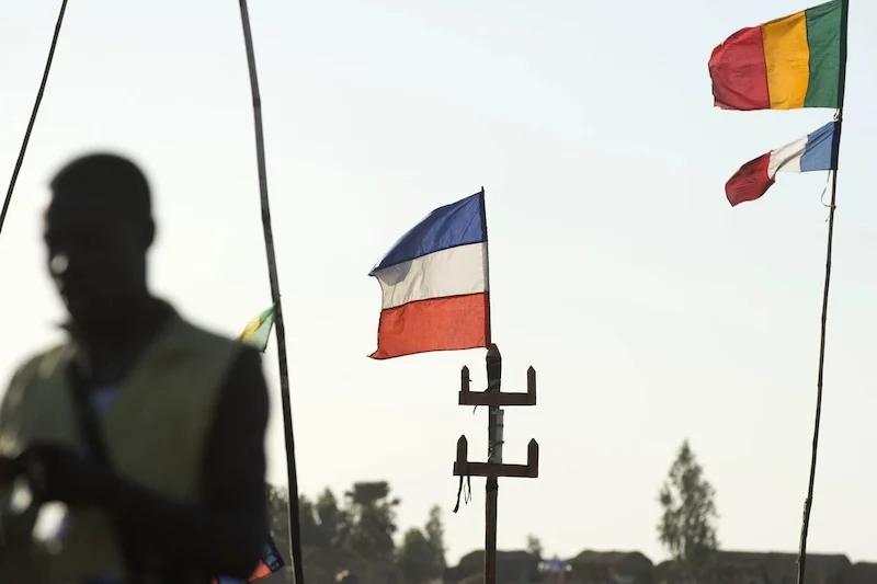 فرنسا تنصح رعاياها بمغادرة مالي لفترة موقتة