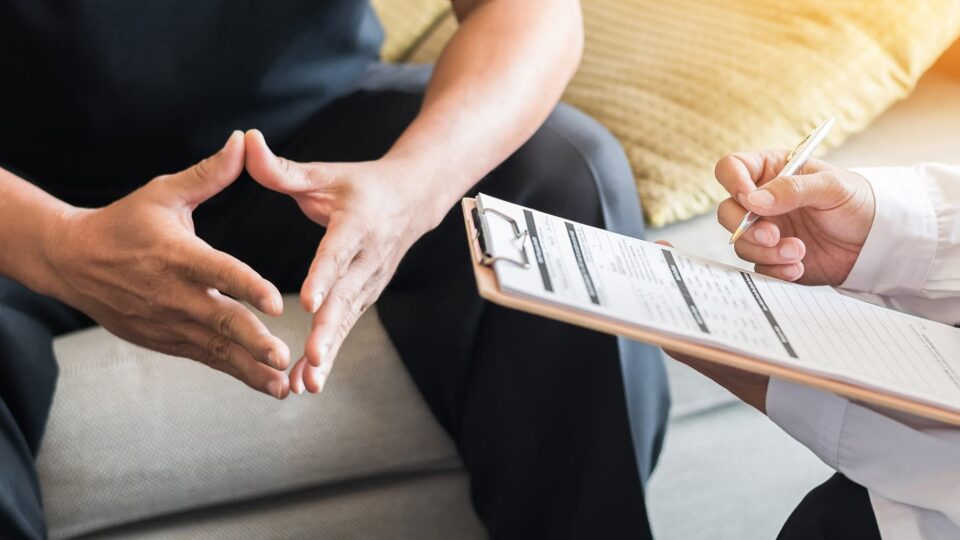 نقابي يستنكر ممارسة خريجي القانون والشريعة لمهن علم النفس