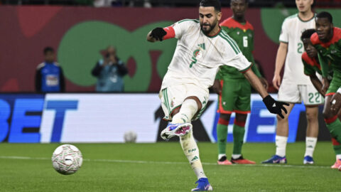 محرز يقود الجزائر الى ثمن النهائي أمم إفريقيا بعد الفوز على بوركينا فاسو