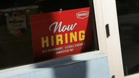 اقتراب معدل البطالة في الولايات المتحدة من أعلى مستوى له منذ 2021