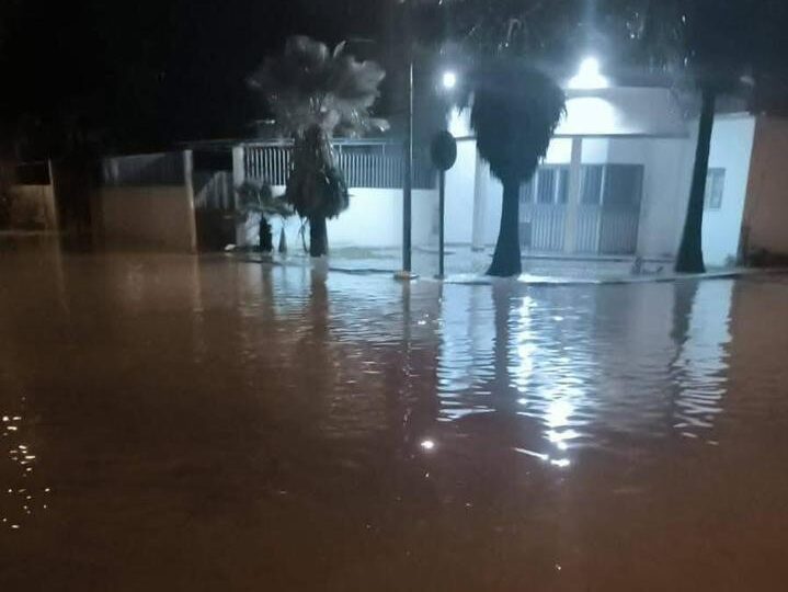 الأمطار تغرق عددا من شوارع وأحياء مدينة سلا