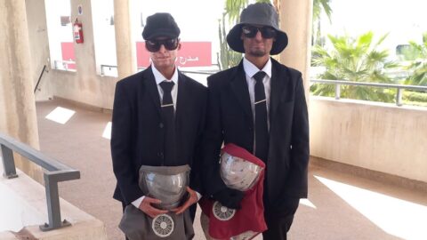 بين “الظلم والكفاح”.. أخوان مصابان بـ”مرض القمر” يطالبان بالإنصاف