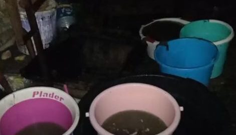 سكان قضوا ليلة في العراء.. أمطار البيضاء تحول أحد أحياء درب غلف إلى نقطة سوداء