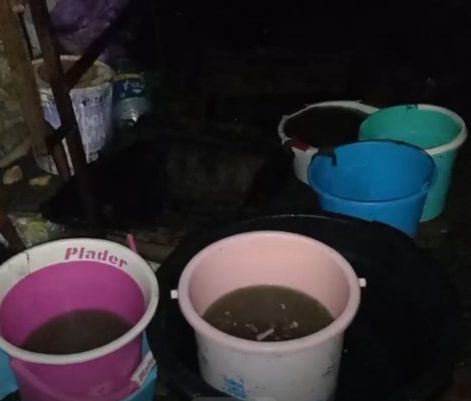 سكان قضوا ليلة في العراء.. أمطار البيضاء تحول أحد أحياء درب غلف إلى نقطة سوداء