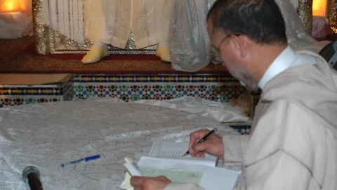 عدول المغرب يطالبون أخنوش بالسحب الفوري لمشروع قانون التوثيق العدلي