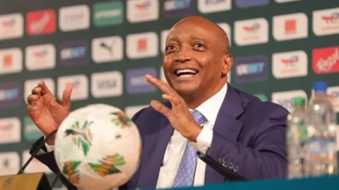 باتريس موتسيبي.. ثري يحكم الكرة الإفريقية