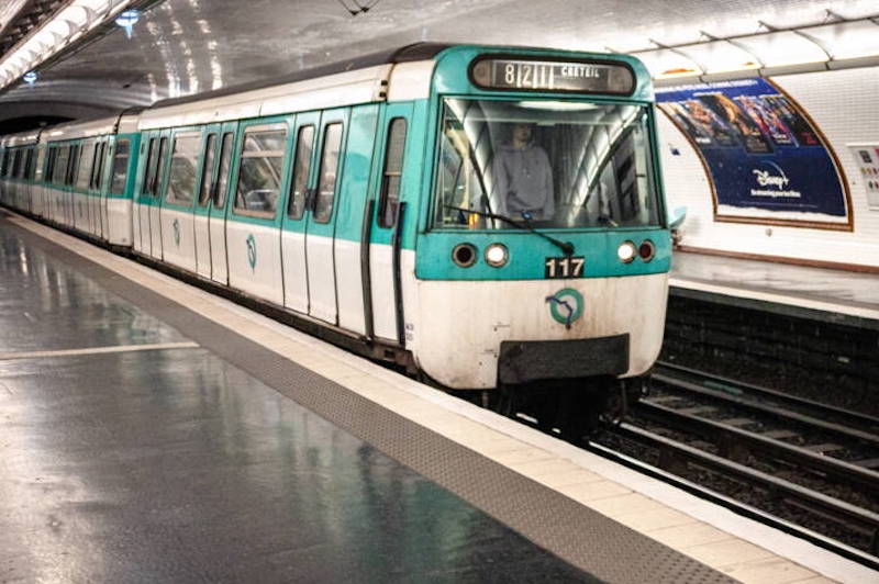 إصابة ثلاث نساء بجروح في عمليات طعن بمترو باريس