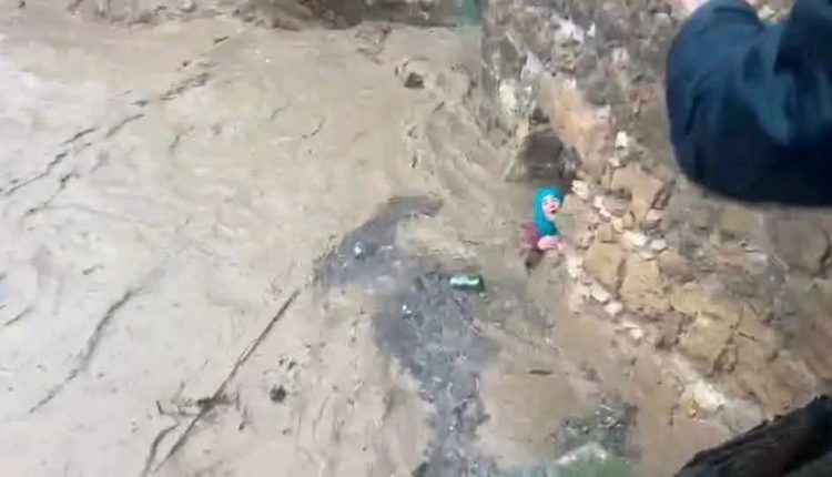 صرخة مؤلمة لامرأة حاصرتها الفيضانات: “شادة غير فالحيط…عتقوني”!