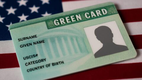 ترامب يعلق قرعة “غرين كارد” بعد حادثة قتل طلاب بجامعة براون 