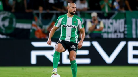 بيتيس يأذن لأمرابط للإلتحاق بالمغرب