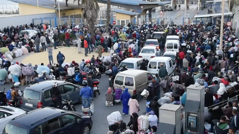طوابير وساعات انتظار طويلة.. معاناة إنسانية متصاعدة في معبر “باب سبتة”