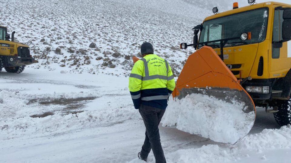 السلطات تواصل تدخلاتها بإقليم ميدلت لإزاحة الثلوج وإعادة فتح طرق إملشيل