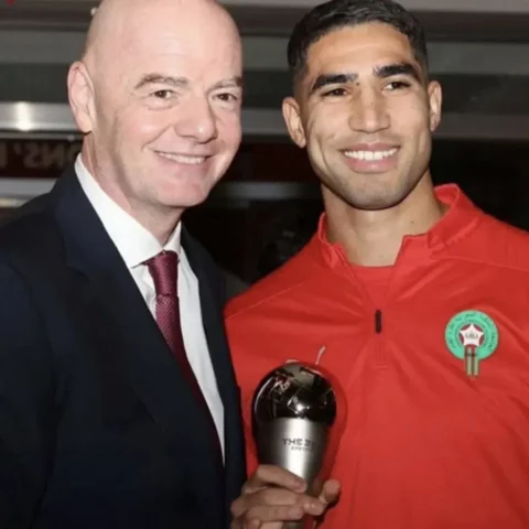 أشرف حكيمي يتسلم جائزة “فيفا – ذا بيست 2025 “الخاصة بالتشكيلة المثالية