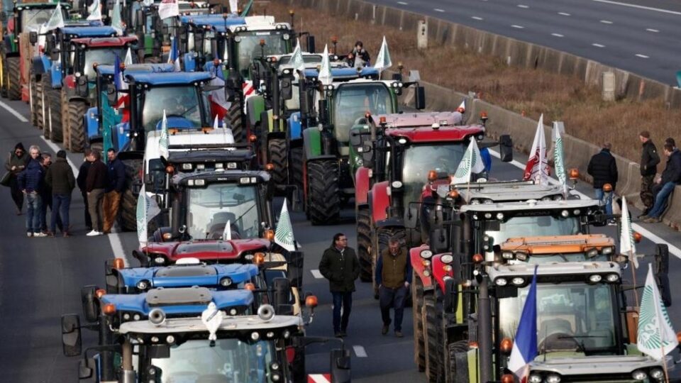 مزارعون يواصلون إغلاق طرق في فرنسا مع انتشار مرض يطال الأبقار