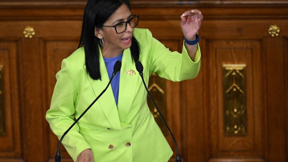 رئيسة فنزويلا بالوكالة تدعو إلى حوار مع المعارضة