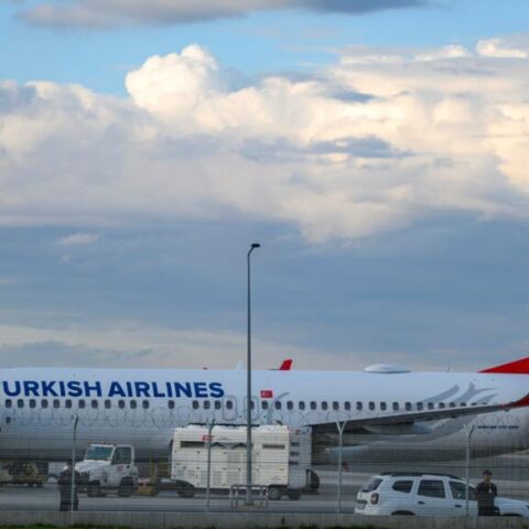 مطار إسطنبول يعلن إلغاء الرحلات المتجهة إلى  طهران وألمانيا تنصح رعاياها بعدم التوجه إلى إسرائيل