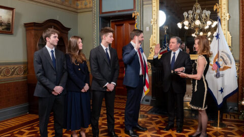 السفير الأمريكي الجديد لدى المغرب يؤدي القسم أمام نائب رئيس الولايات المتحدة جي دي فانس