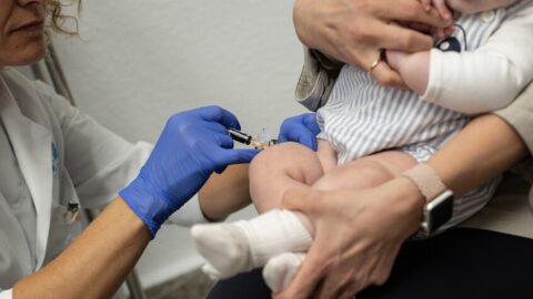 خفض ملحوظ لعدد اللقاحات الموصى بها للأطفال بأمريكا