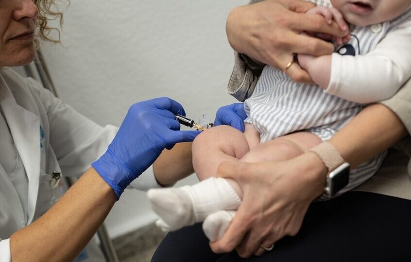 خفض ملحوظ لعدد اللقاحات الموصى بها للأطفال بأمريكا