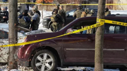 شرطي أمريكي يقتل سيدة على متن سيارتها في مينيابوليس