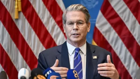 وزير الخزانة الأميركي يكرر تهديد ترامب برسوم باهظة على كندا