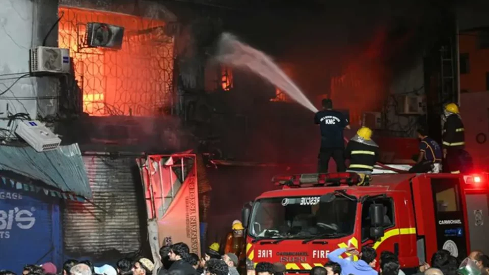قتيلا جراء حريق في مركز تجاري بجنوب باكستان